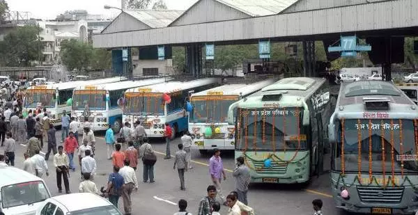 Cludiant yn Delhi.