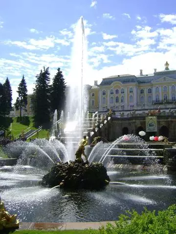 Wisata menyang Peterhof