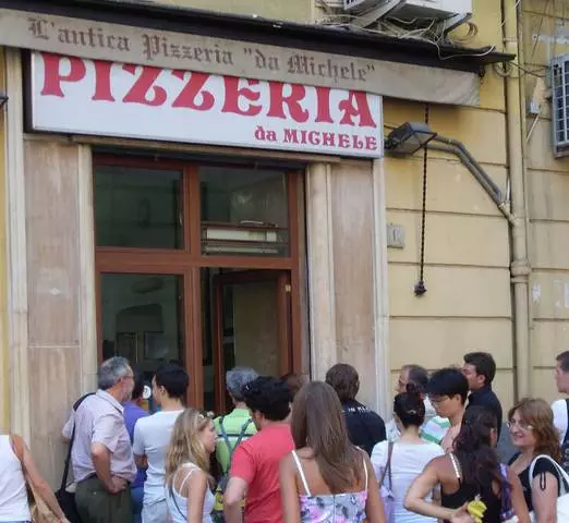 Dimana abdi tiasa tuang pizza di Naples? 10478_2