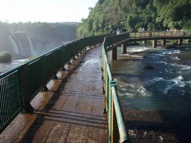 Awọn aaye ti o nifẹ julọ ni Iguazu. 10549_3