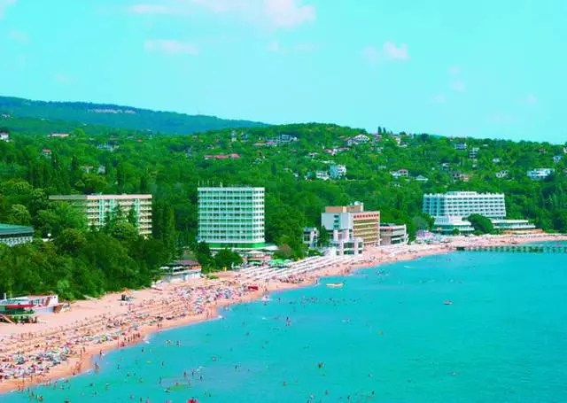 Pantai cerah beristirahat dengan anak-anak