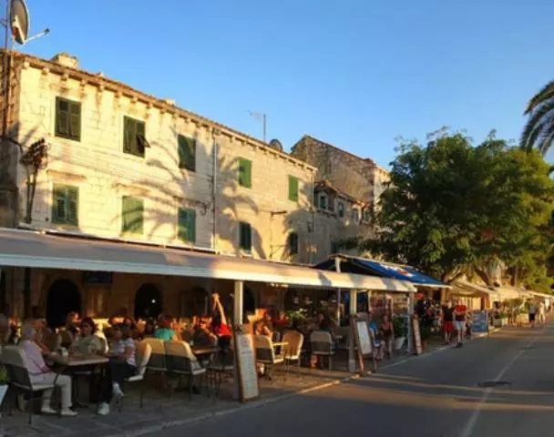 Where can I eat in Cavtat?