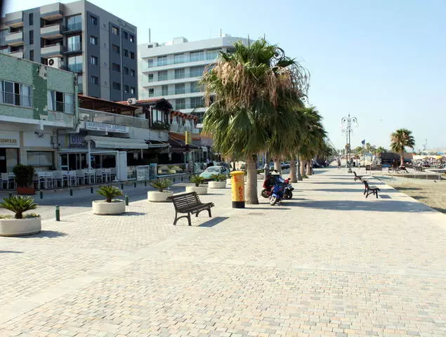 Naglakaw subay sa larnaca embankment