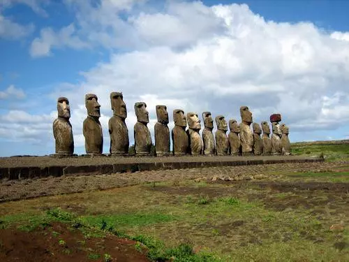 Ano ang mga kagiliw-giliw na lugar na nagkakahalaga ng pagbisita sa Easter Island? 11537_4