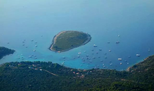 Emerald romantik av Plitvice sjöar eller liten resa genom Kroatien