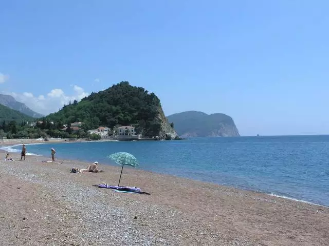 Cuimhní iontacha ó lá saoire iontach i Petrovac.