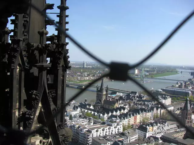 Cologne adalah sebuah bandar yang berjaya memelihara budaya Romanesque. 11824_2