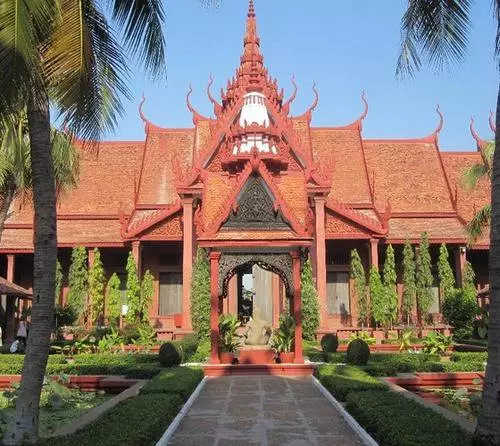 Cad iad na háiteanna suimiúla is fiú cuairt a thabhairt orthu i Phnom Penh? 11917_6