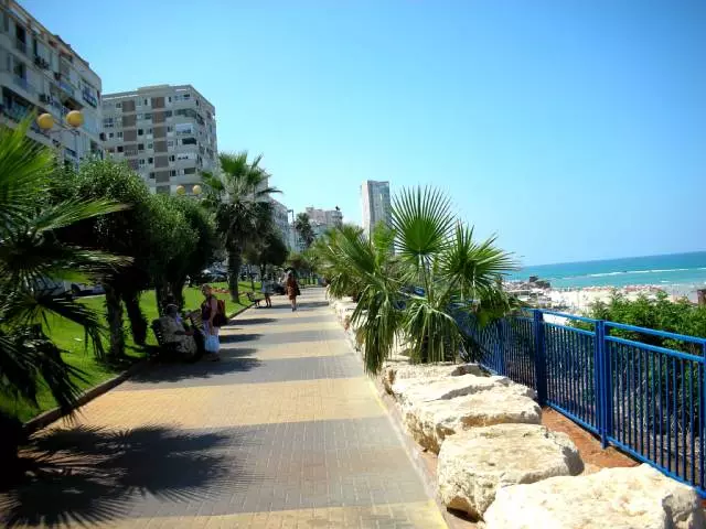 Sa bat yam, maayo kaayo nga mga baybayon ug usa ka matahum nga embankment 12140_1