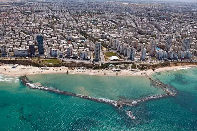 Bat Yam, အလွန်အစွမ်းထက်တဲ့ကမ်းခြေနှင့်အံ့သြဖွယ်တာတမံ 12140_2