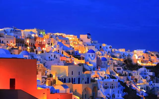 Santorini သည်နေရာထိုင်ခင်းအနားယူပါ