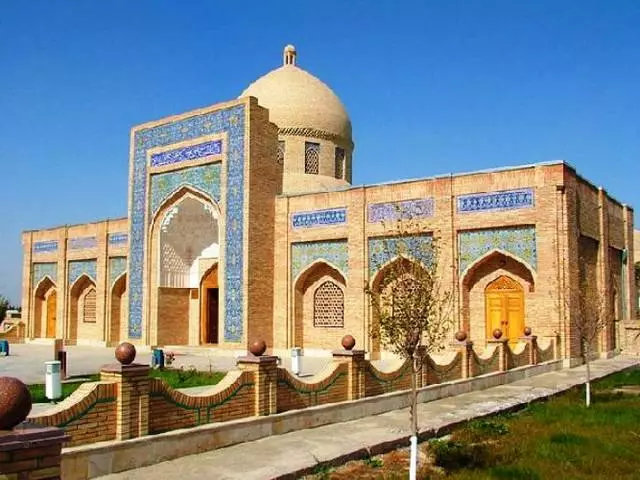 Abin da ya kamata a ziyarci wurare masu ban sha'awa a cikin Bukhara? 12685_5