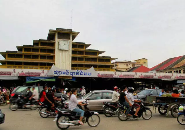 Nora joan erosketak eta zer erosi Battambang-en?