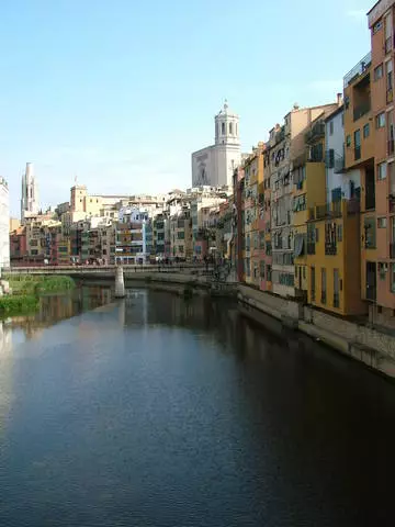 Girona we pul adalaryna gezelençden näme ýaşamaly? 13226_2