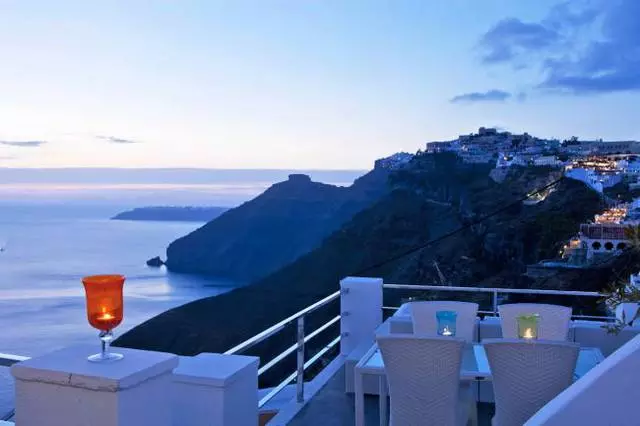 Var kan jag äta på Santorini?