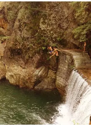 Mientras saltamos de una cascada en Domso en el lago Como. 13630_1