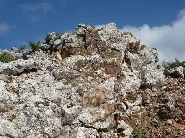 Kamangha-manghang pagsakay sa mga bundok kapag nagpapahinga sa gilid. 13652_5