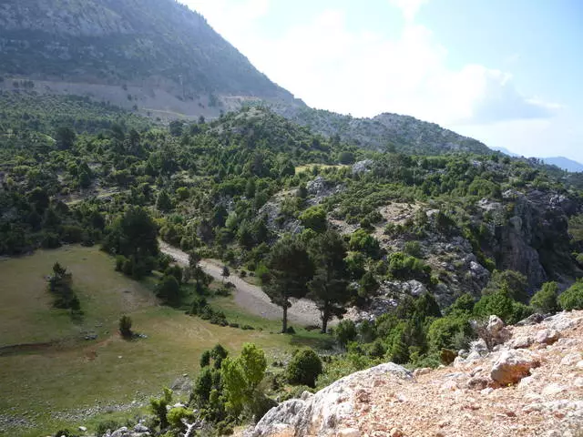 Συναρπαστική βόλτα στα βουνά όταν αναπαύεται στο πλάι. 13652_6