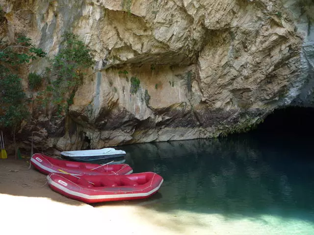 Neforgesebla naĝado en la kaverno proksime al Manavgata. 13702_3