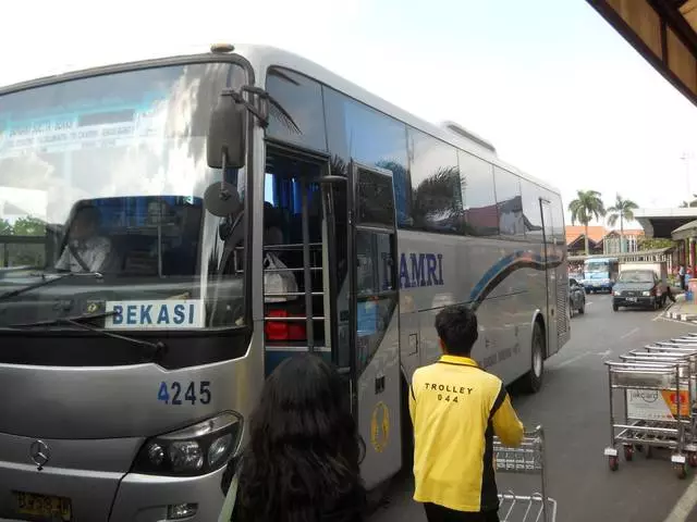 Ngaso ing Jakarta: Biaya pesawat, wektu lelungan, transfer. 14380_6