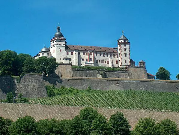 Kodi malo osangalatsa ndi ati omwe amapezeka ku Würzburg? 14879_1