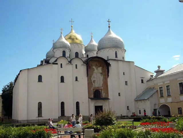 Yintoni efanele ukuba ujonge kwiVeliky Novgorod?