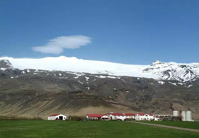 Jinsi ya kupumzika katika Iceland bila gharama kubwa? Kusafiri kwenye gari lililopangwa.