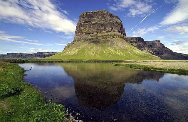 Bagaimana untuk berehat di Iceland murah? Perjalanan di atas kereta yang disewa. 15132_2