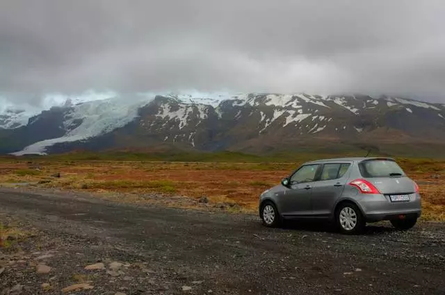 Bagaimana untuk berehat di Iceland murah? Perjalanan di atas kereta yang disewa. 15132_3