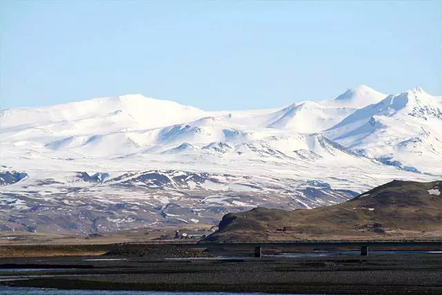 Bagaimana untuk berehat di Iceland murah? Perjalanan di atas kereta yang disewa. 15132_7