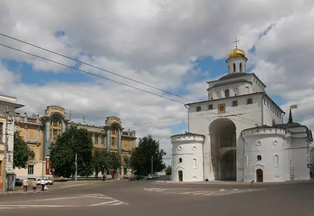 Que lugares interesantes paga a pena visitar en Vladimir?