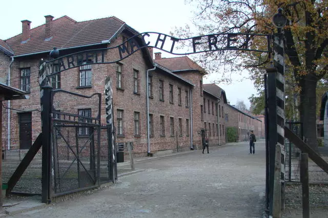 Auschwitz - tempat anu pantes didatangan