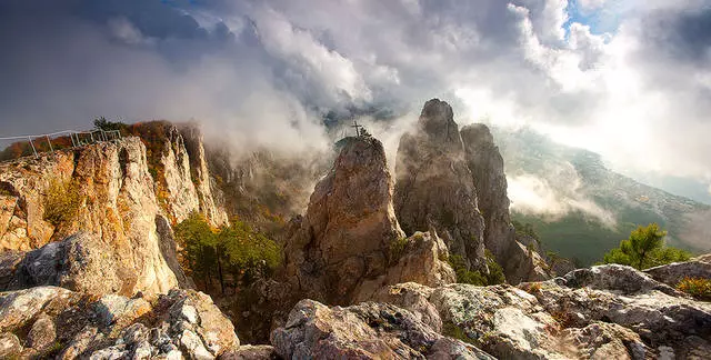 Bisitaha ang Mountain AH-Petri. Giunsa Pagpabilin nga Matagbaw ug Pagkuha sa Labing Kadaghan sa mga Impresyon?