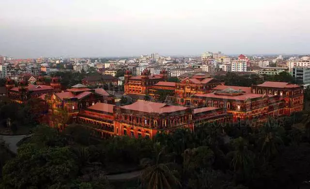 Libaka tse khahlang haholo Yangon.