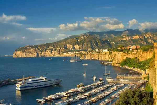 Saison relaxante à Sorrento. Quand est-il préférable d'aller à Sorrente en vacances? 16484_2