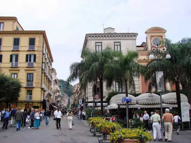 Εποχή χαλαρώνοντας στο Sorrento. Πότε είναι καλύτερα να πάτε στο Sorrento στις διακοπές; 16484_7