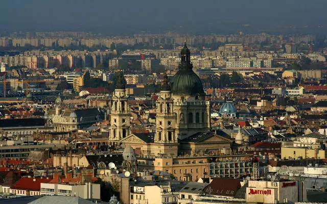 Apa gaya dolan sing cocog karo Budapest? Ing endi luwih becik tuku dolan? 16765_3