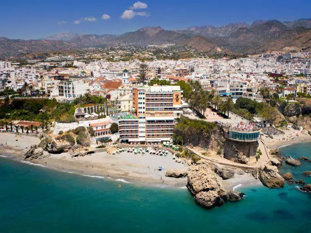 Hotel mana yang lebih baik untuk tinggal di Nerja?