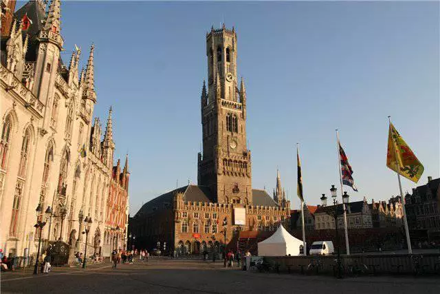 Que lugares interesantes deben ser visitados en Brugge?