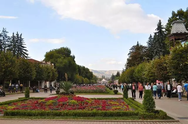 Apakah tempat-tempat menarik yang patut dikunjungi di Kislovodsk? 17336_3