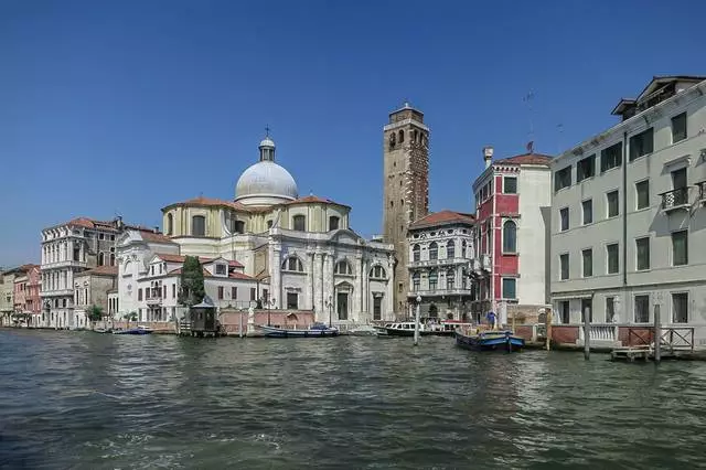 Romantikong paglalakbay sa Spring Venice.