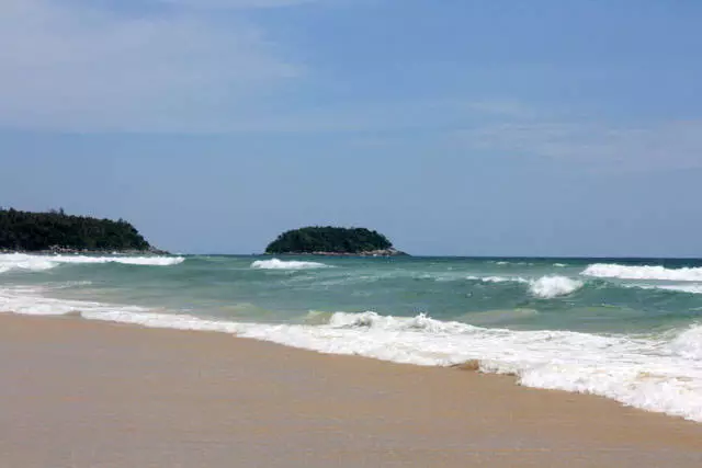 O afea e sili ai ona malolo i luga o Karon Beach?