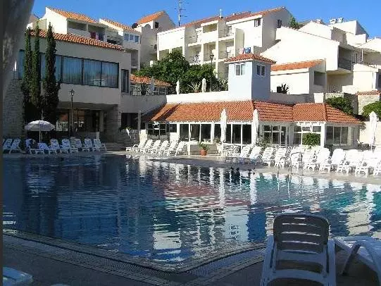 Cili hotel është më i mirë për të qëndruar në vëlla?