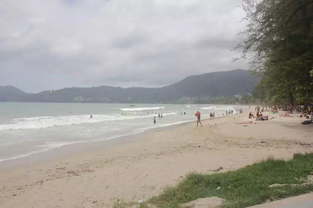 Pantai Patong: dudu pantai phuket paling apik, nanging kanthi kaluwihan 18436_3