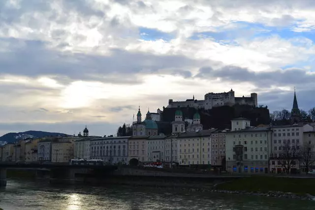 Ang Salzburg ay isang kaakit-akit na kuta sa paanan ng Alps.