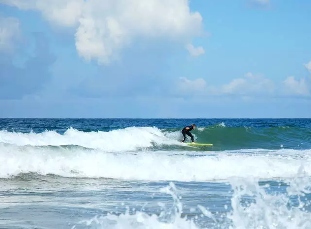 Surfing fuq Golden Sands