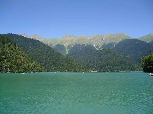 Abkhazia - 백인 산의 한가운데에있는 조용한 항구