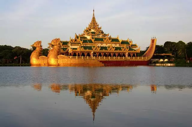 Hokker hotel om te kiezen om te ûntspannen yn Mandalay? 19844_2