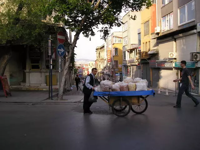 Hoeveel kos dit om in Istanbul te eet? Waar beter om te eet? 20122_1