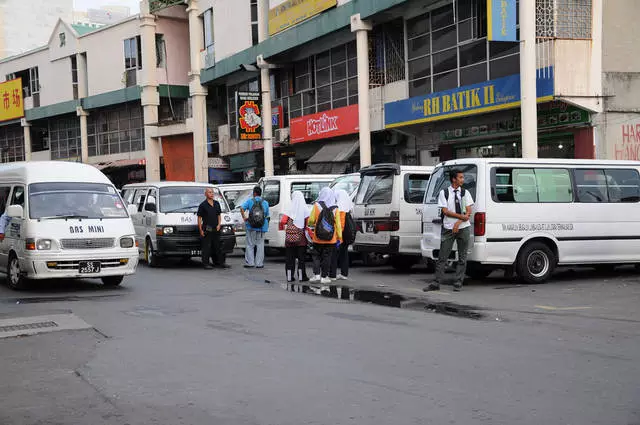 Mandria ao Sandakan: Ny vidin'ny sidina, fotoana fitsangatsanganana, famindrana. 20151_4